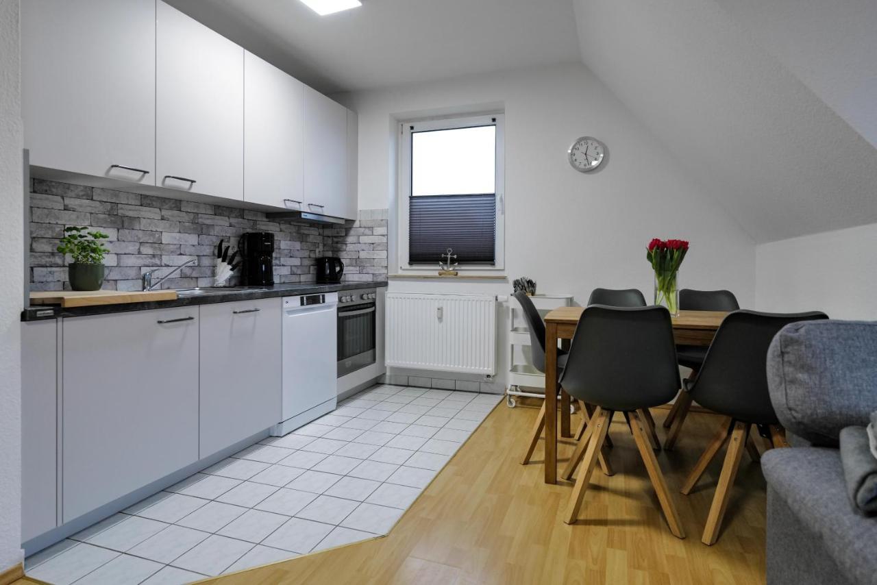 Ferienwohnungen Meerfarbig Zingst - Haustierfrei -Terrasse Mit Strandkorb Oder Balkon - E-Ladesaeule - Parkplatz - Wlan - Fahrradschuppen - Waschtrockner - Ruhig Und Zentral - Nichtraucher Exterior photo