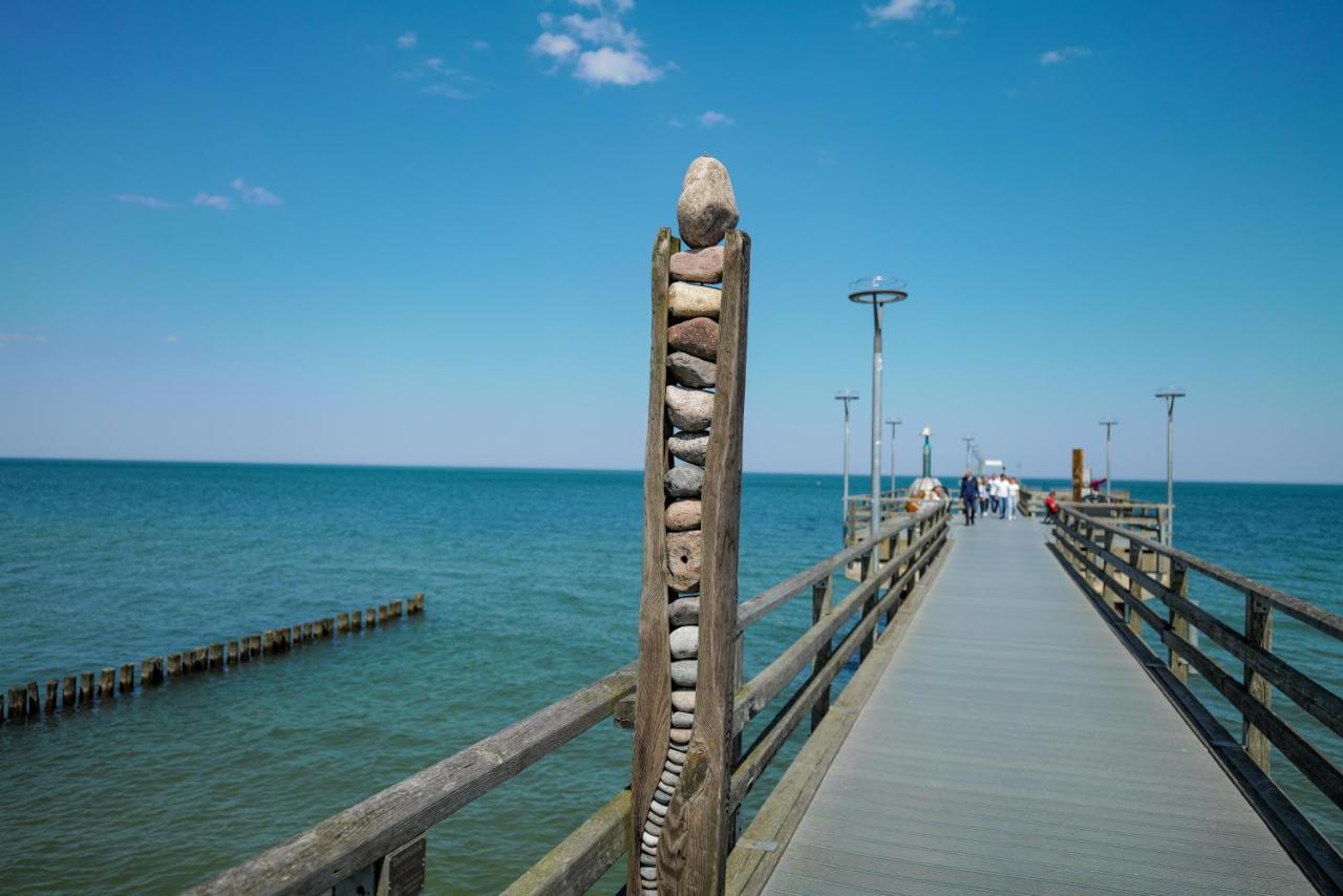 Ferienwohnungen Meerfarbig Zingst - Haustierfrei -Terrasse Mit Strandkorb Oder Balkon - E-Ladesaeule - Parkplatz - Wlan - Fahrradschuppen - Waschtrockner - Ruhig Und Zentral - Nichtraucher Exterior photo