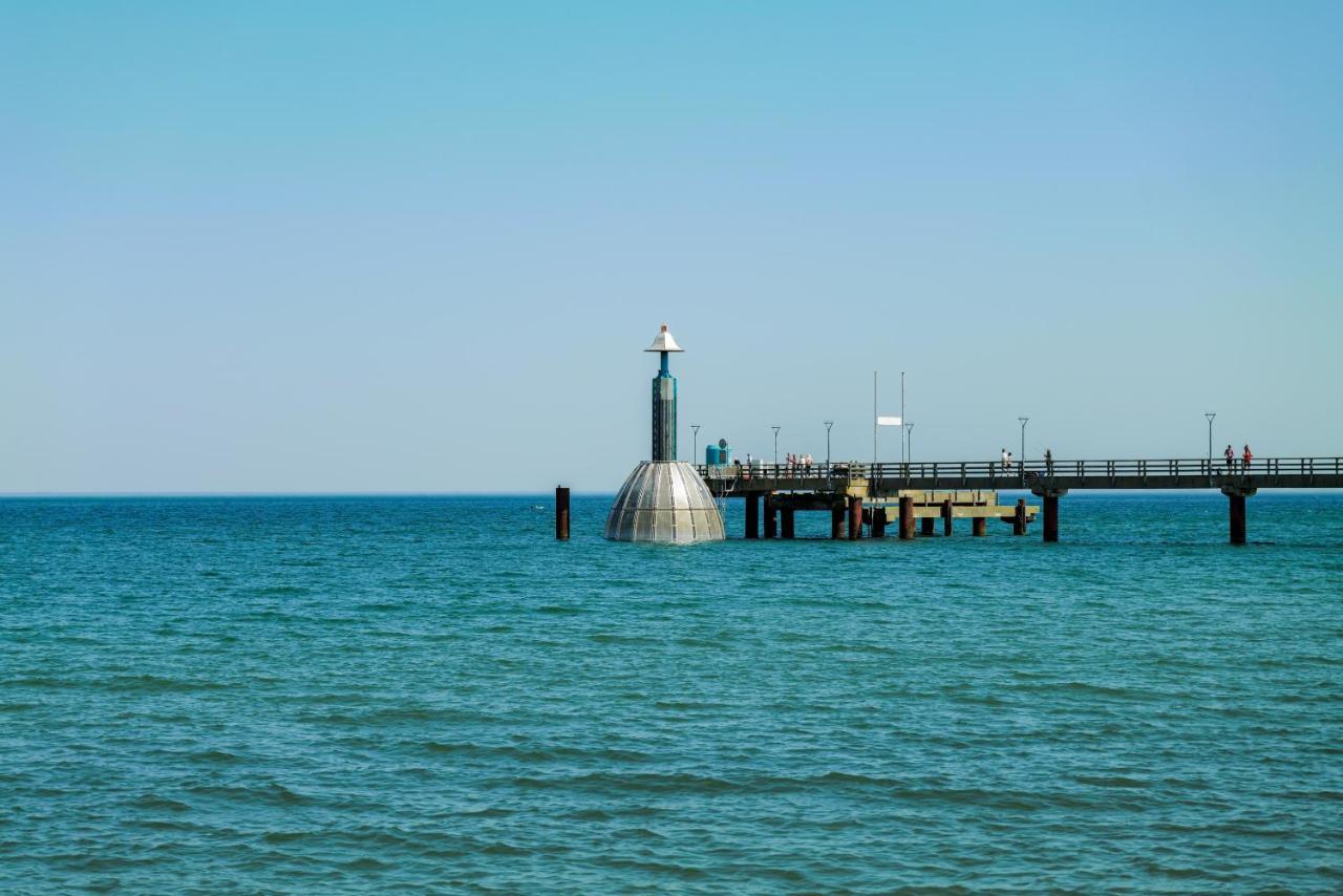 Ferienwohnungen Meerfarbig Zingst - Haustierfrei -Terrasse Mit Strandkorb Oder Balkon - E-Ladesaeule - Parkplatz - Wlan - Fahrradschuppen - Waschtrockner - Ruhig Und Zentral - Nichtraucher Exterior photo