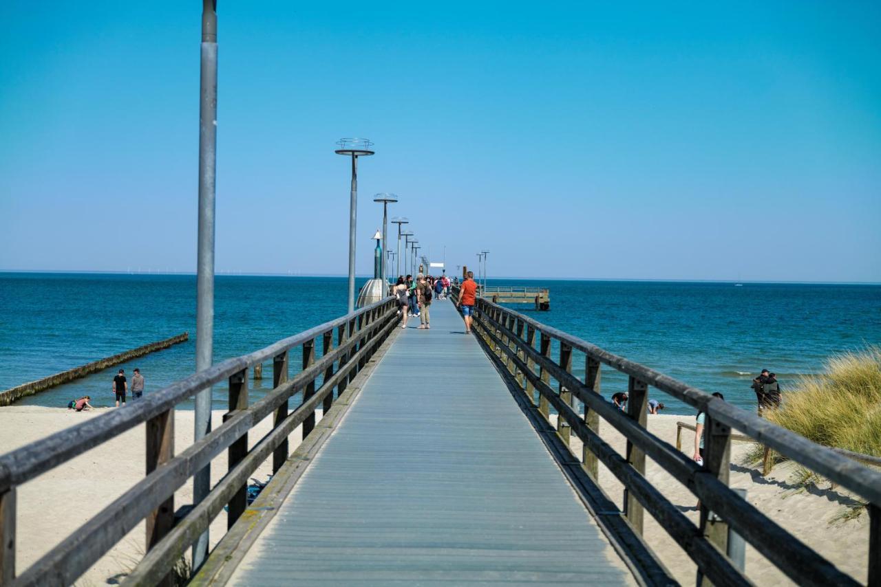 Ferienwohnungen Meerfarbig Zingst - Haustierfrei -Terrasse Mit Strandkorb Oder Balkon - E-Ladesaeule - Parkplatz - Wlan - Fahrradschuppen - Waschtrockner - Ruhig Und Zentral - Nichtraucher Exterior photo