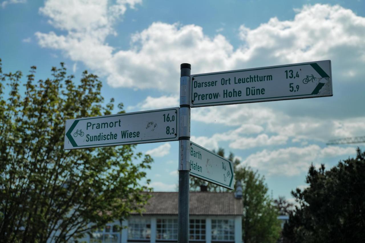 Ferienwohnungen Meerfarbig Zingst - Haustierfrei -Terrasse Mit Strandkorb Oder Balkon - E-Ladesaeule - Parkplatz - Wlan - Fahrradschuppen - Waschtrockner - Ruhig Und Zentral - Nichtraucher Exterior photo