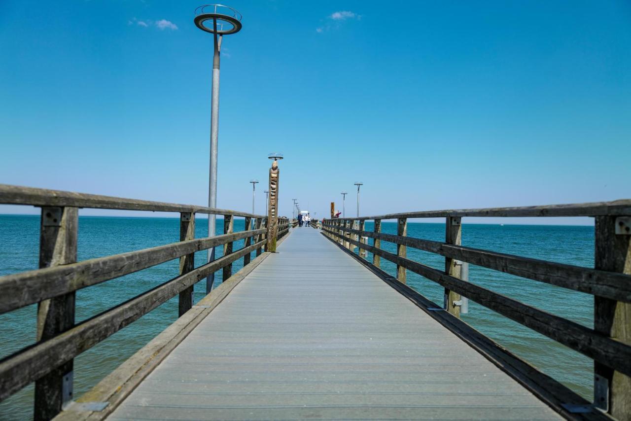Ferienwohnungen Meerfarbig Zingst - Haustierfrei -Terrasse Mit Strandkorb Oder Balkon - E-Ladesaeule - Parkplatz - Wlan - Fahrradschuppen - Waschtrockner - Ruhig Und Zentral - Nichtraucher Exterior photo