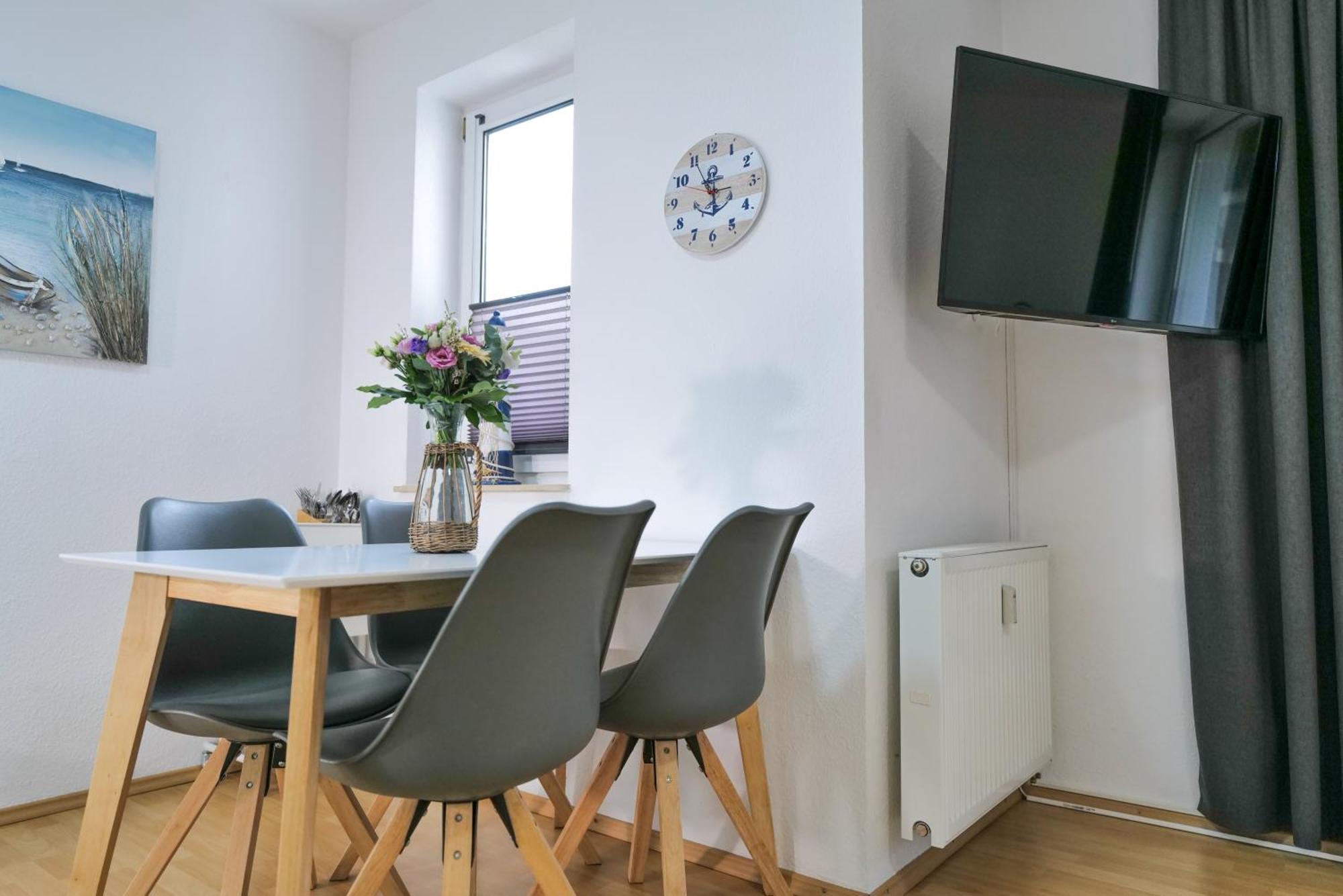 Ferienwohnungen Meerfarbig Zingst - Haustierfrei -Terrasse Mit Strandkorb Oder Balkon - E-Ladesaeule - Parkplatz - Wlan - Fahrradschuppen - Waschtrockner - Ruhig Und Zentral - Nichtraucher Exterior photo