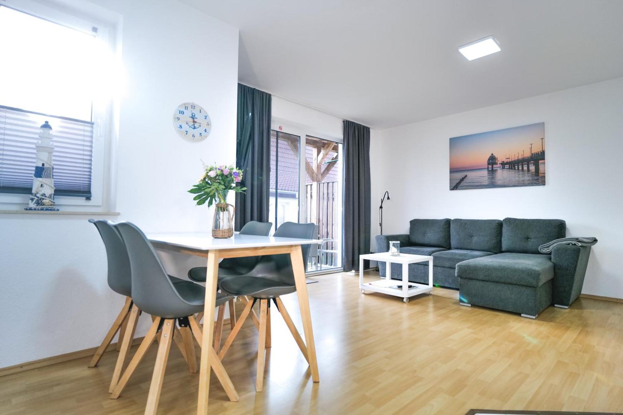 Ferienwohnungen Meerfarbig Zingst - Haustierfrei -Terrasse Mit Strandkorb Oder Balkon - E-Ladesaeule - Parkplatz - Wlan - Fahrradschuppen - Waschtrockner - Ruhig Und Zentral - Nichtraucher Exterior photo