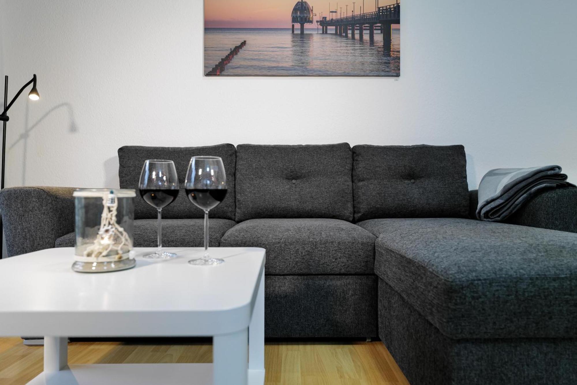 Ferienwohnungen Meerfarbig Zingst - Haustierfrei -Terrasse Mit Strandkorb Oder Balkon - E-Ladesaeule - Parkplatz - Wlan - Fahrradschuppen - Waschtrockner - Ruhig Und Zentral - Nichtraucher Exterior photo